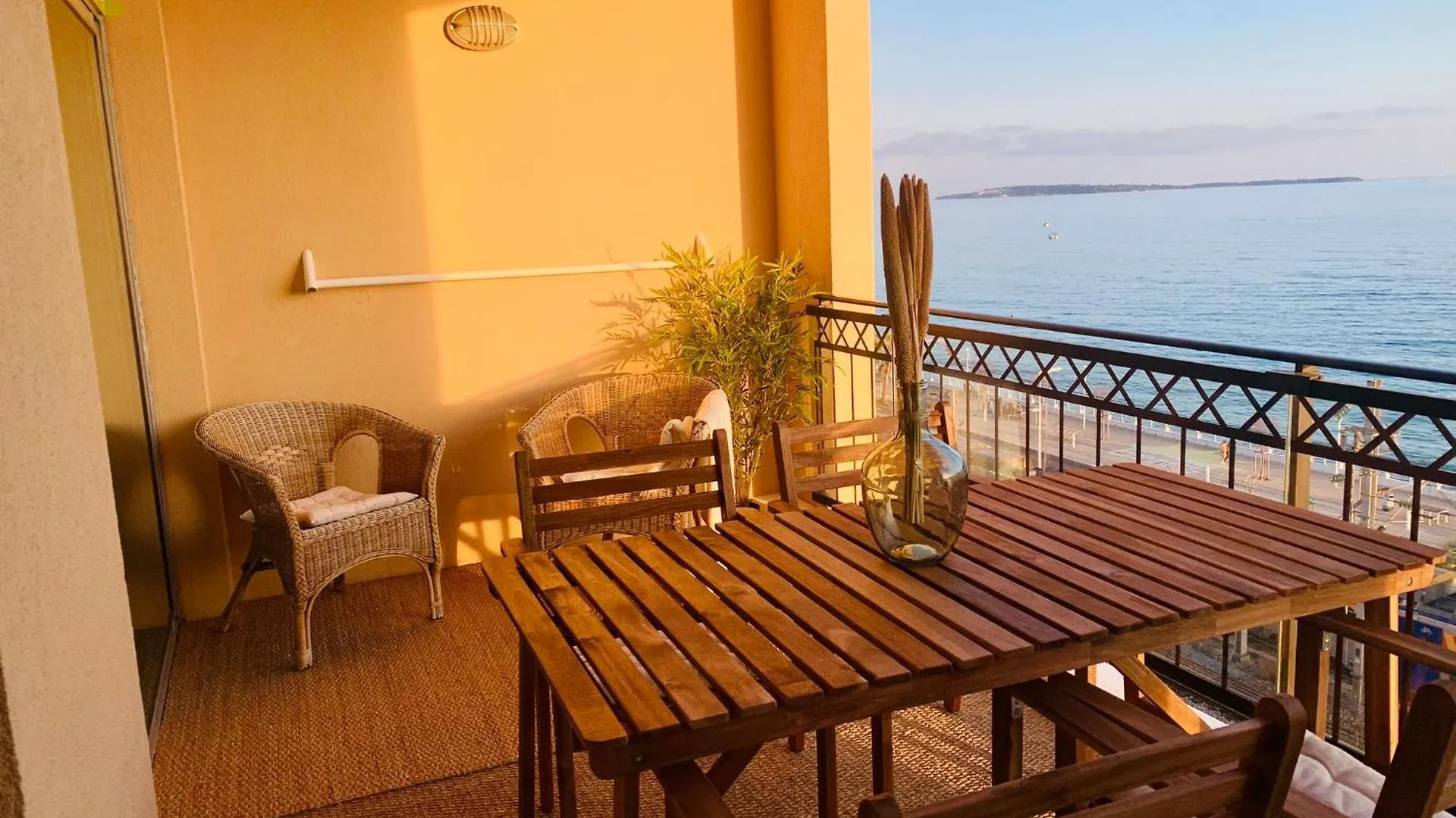 Daire Front Beach - Beautiful View Cannes
